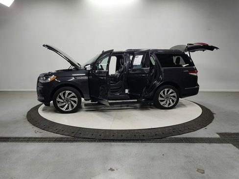Used 2023 Lincoln Navigator Reserve image 12