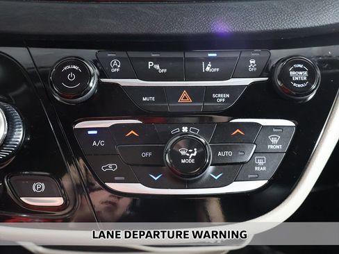 Used 2023 Chrysler Pacifica Touring-L FWD image 5