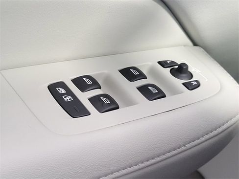 Certified 2026 Volvo V60 B5 Cross Country Plus w/ Protection Package Premier image 39