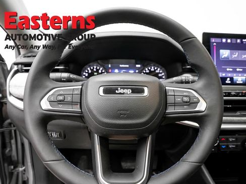 Used 2022 Jeep Compass Latitude w/ Sun and Sound Group AWD/4WD image 10