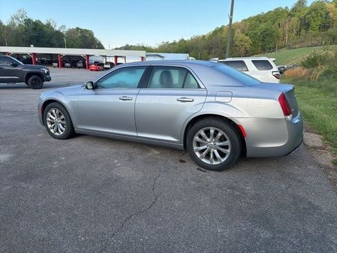 Used 2018 Chrysler 300 Touring L image 7