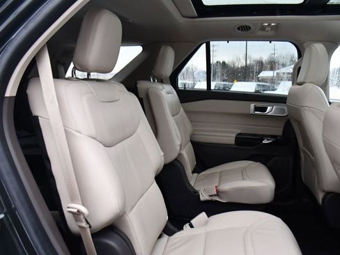 Used 2023 Ford Explorer Platinum w/ Technology Package image 18