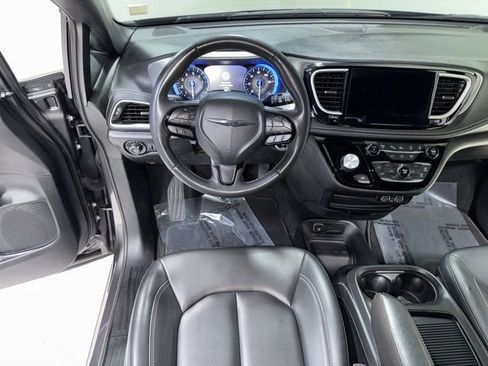 Used 2023 Chrysler Pacifica Touring-L w/ S Appearance Package image 17