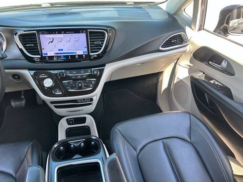 Used 2024 Chrysler Pacifica Touring-L FWD image 17