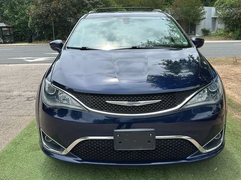 Used 2017 Chrysler Pacifica Touring-L FWD image 2
