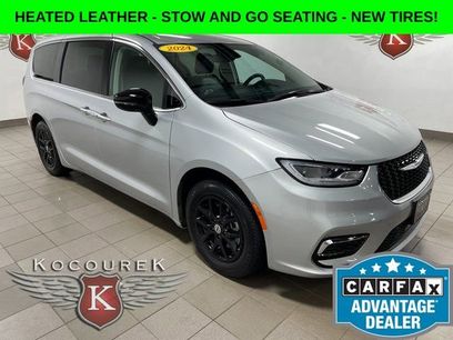 Used 2024 Chrysler Pacifica Touring-L
