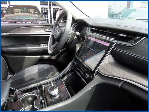 Certified 2023 Jeep Grand Cherokee Limited AWD/4WD image 8