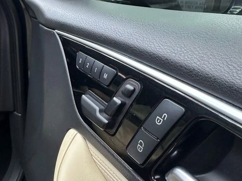 Used 2017 INFINITI QX30 Premium w/ Navigation Package image 38