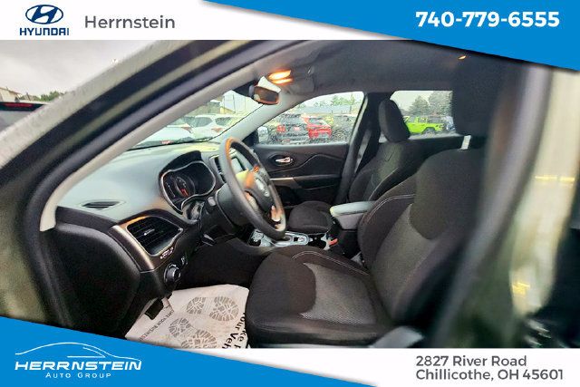 Used 2021 Jeep Cherokee Latitude w/ Mopar Interior Package AWD/4WD image 19