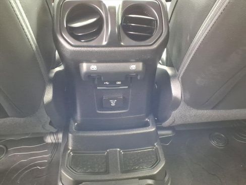 Used 2018 Jeep Wrangler Unlimited Sahara image 21