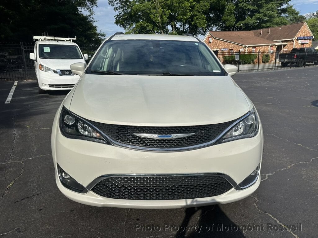 Used 2017 Chrysler Pacifica Touring-L FWD image 3