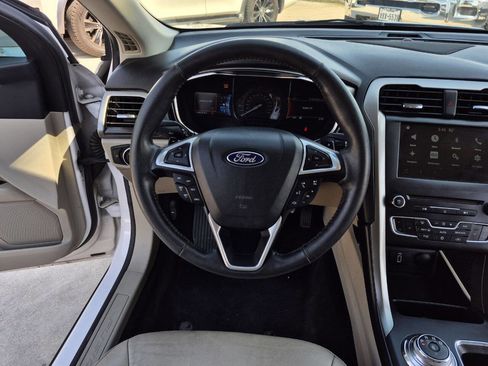 Used 2017 Ford Fusion SE w/ Fusion SE Technology Package image 21