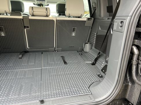 Used 2025 Land Rover Defender 110 S image 37