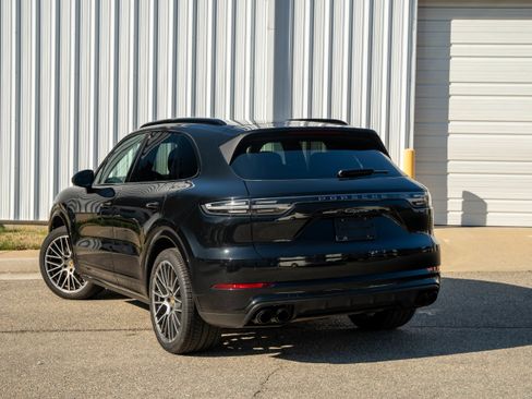 Certified 2023 Porsche Cayenne Platinum Edition image 3