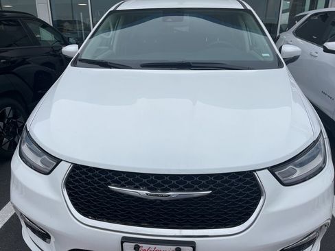 Used 2023 Chrysler Pacifica Touring-L image 2