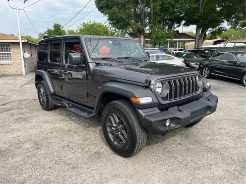 Used 2025 Jeep Wrangler Unlimited Sport AWD/4WD image 3