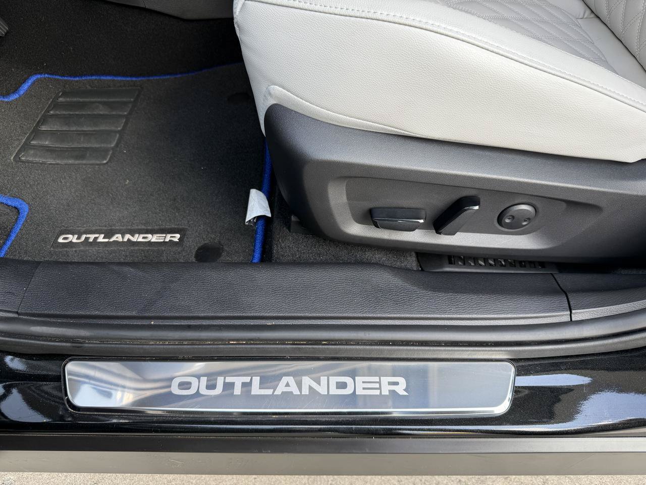 Used 2025 Mitsubishi Outlander SEL AWD/4WD image 11