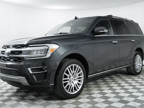 Used 2024 Ford Expedition Limited image 3