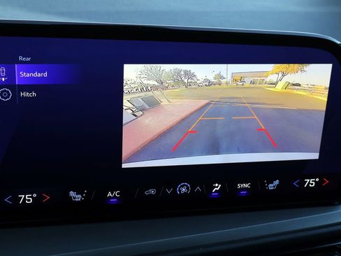 Used 2025 Chevrolet Traverse LT FWD image 7