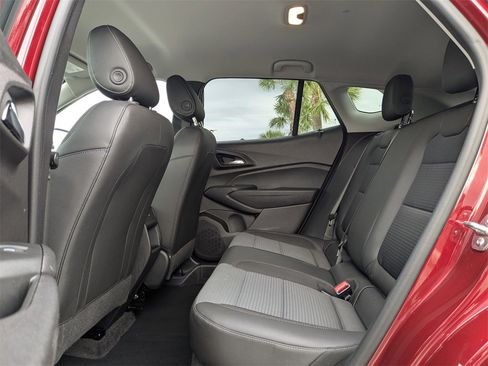 Certified 2025 Chevrolet Trax LT image 15