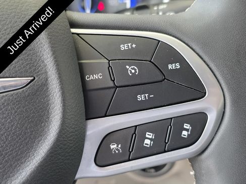 Used 2023 Chrysler Pacifica Touring-L FWD image 29