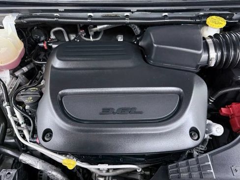 Used 2023 Chrysler Pacifica Touring-L FWD image 11