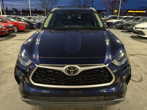 Used 2022 Toyota Highlander XLE image 2