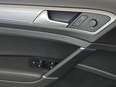 Used 2016 Volkswagen e-Golf SEL Premium w/ Driver Assistance Package image 29