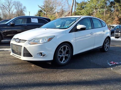 Used 2014 Ford Focus SE w/ Equipment Group 201A image 2