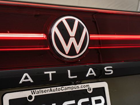 Used 2025 Volkswagen Atlas Peak Edition SE AWD/4WD image 18