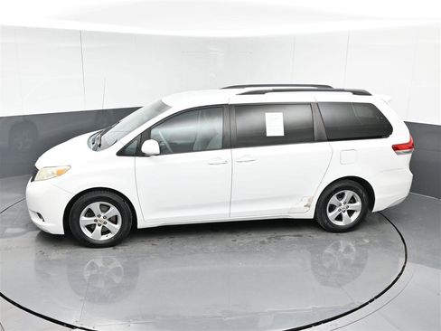 Used 2012 Toyota Sienna LE image 30