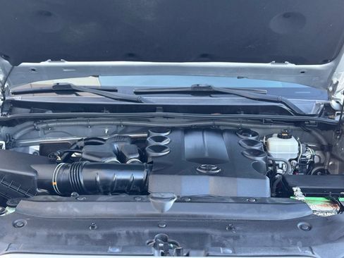 Used 2018 Toyota 4Runner SR5 AWD/4WD image 17