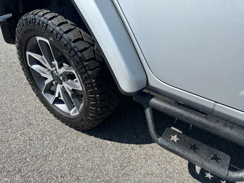 Used 2024 Jeep Wrangler Unlimited AWD/4WD image 10