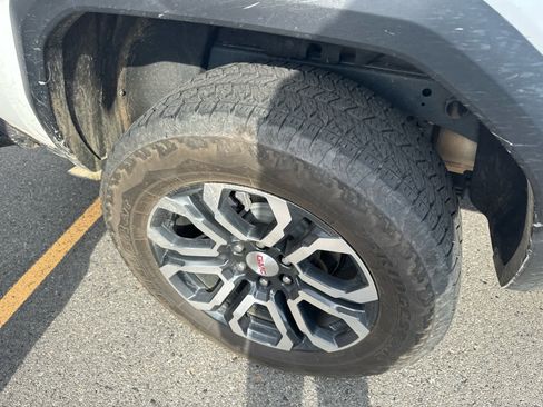 Used 2024 GMC Canyon AT4 w/ AT4 Premium Package image 9