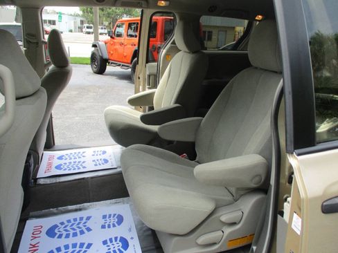 Used 2012 Toyota Sienna FWD image 17