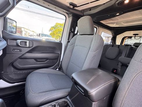 Used 2025 Jeep Wrangler Unlimited Sahara AWD/4WD image 15