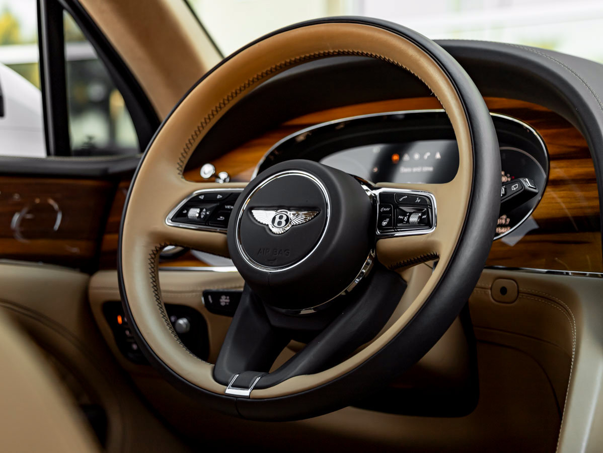 Used 2023 Bentley Bentayga AWD/4WD image 24