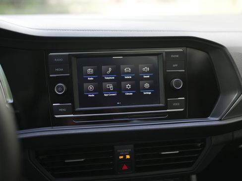 Certified 2024 Volkswagen Jetta SE w/ Panoramic Sunroof Package image 14