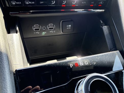 Used 2025 Jeep Grand Cherokee Laredo X image 30