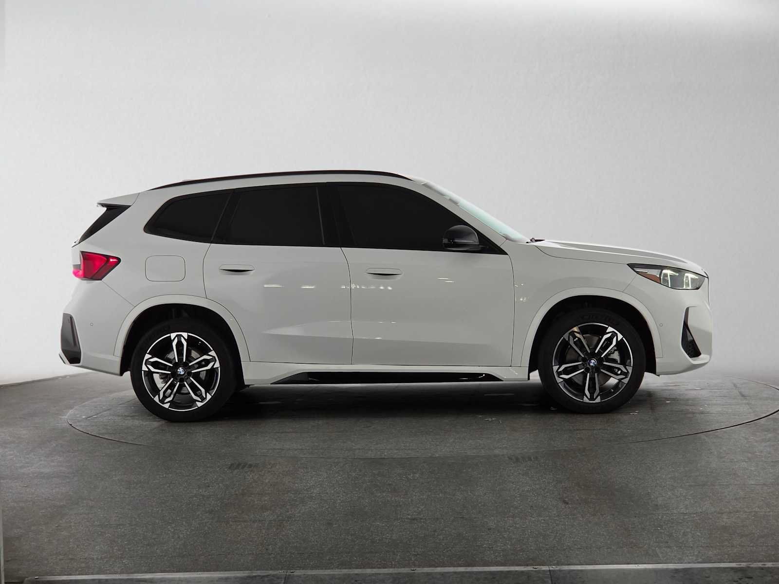 Used 2023 BMW X1 xDrive28i w/ M Sport Package AWD/4WD image 2