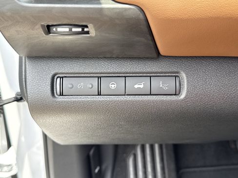 New 2026 Nissan Pathfinder Platinum FWD image 14