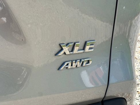 Used 2020 Toyota RAV4 XLE w/ Convenience Package AWD/4WD image 4