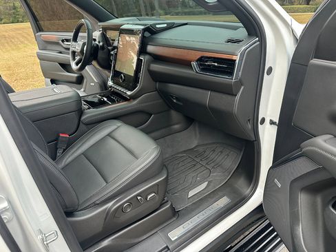 Used 2025 GMC Yukon Denali w/ Denali Reserve Package image 35