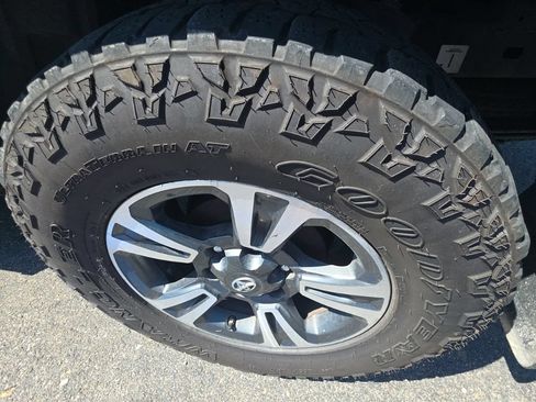 Used 2019 Toyota Tacoma TRD Sport w/ TRD Premium Sport Package AWD/4WD image 6