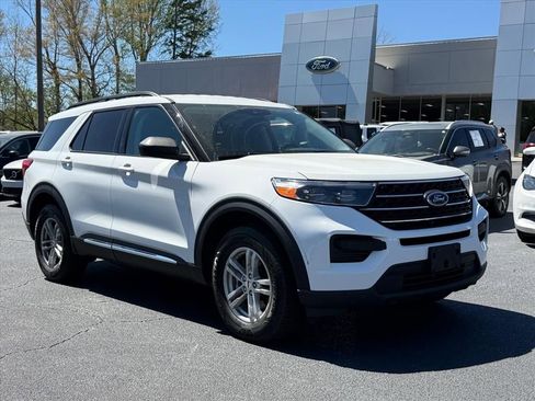 Used 2023 Ford Explorer XLT image 2