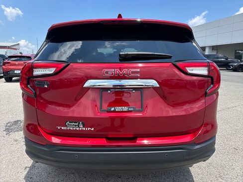 Used 2024 GMC Terrain SLE w/ Driver Convenience Package FWD image 5