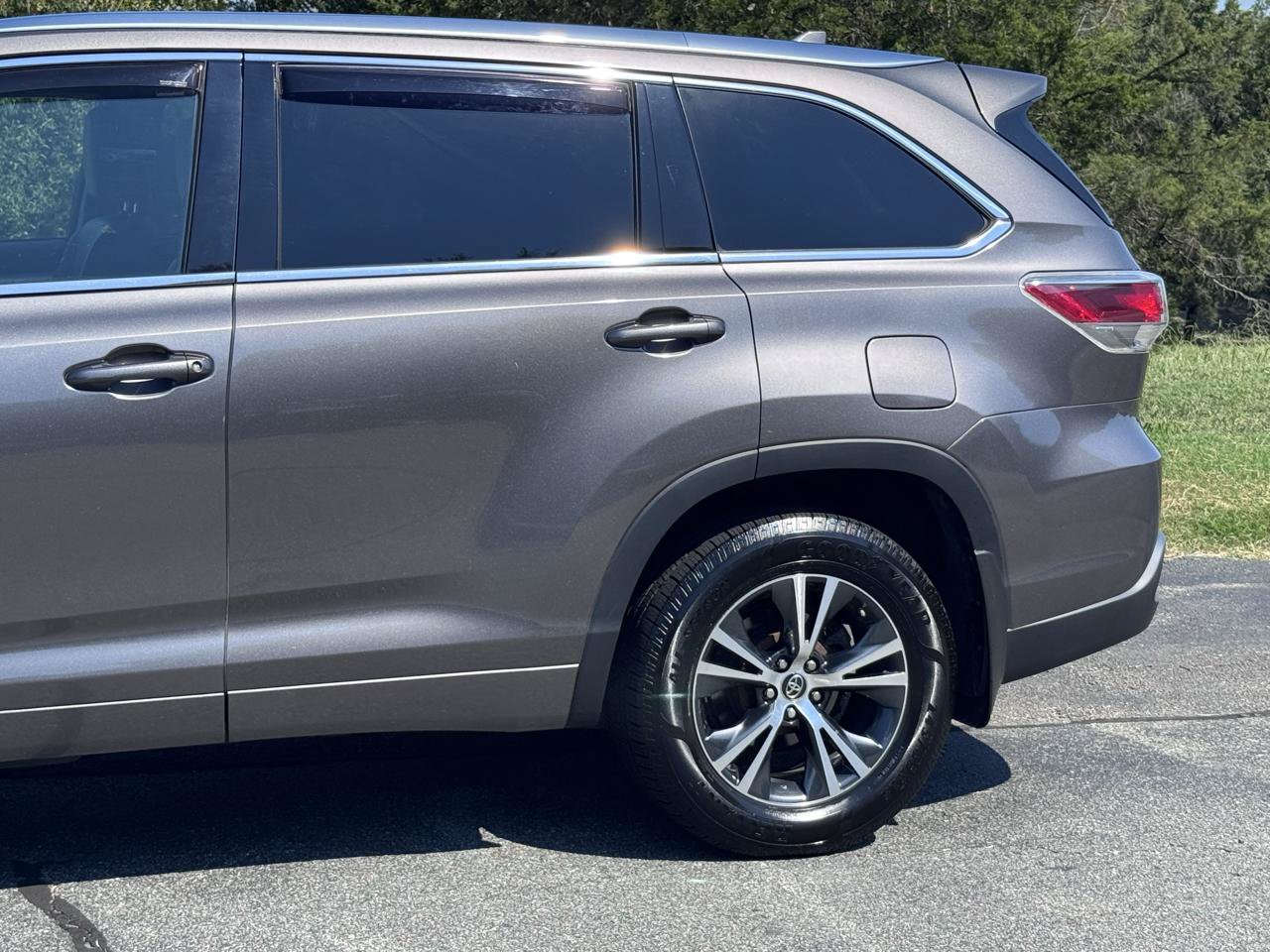 Used 2016 Toyota Highlander XLE AWD/4WD image 8