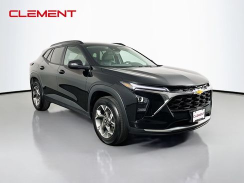 Used 2025 Chevrolet Trax LT w/ LT Convenience Package FWD image 4