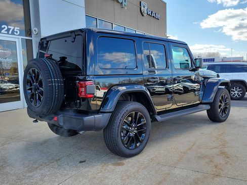 Used 2025 Jeep Wrangler Unlimited Sahara image 4