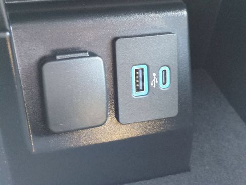 Used 2023 Ford Explorer XLT w/ Equipment Group 202A AWD/4WD image 32